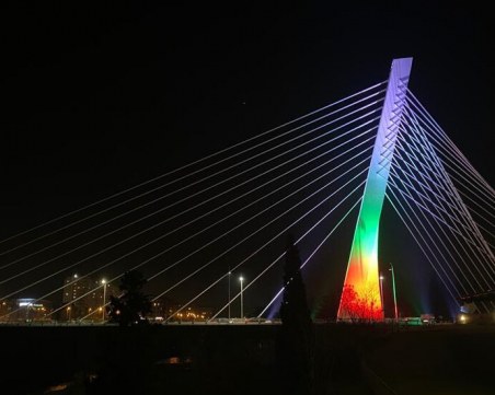 Българският трибагреник огря емблематичен мост в Черна гора