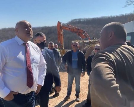 Борисов подари сакото си на работник на АМ 