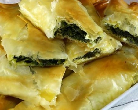 Лесна и вкусна баница със спанак и сирене