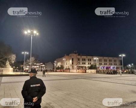 Стотици пловдивчани присъстват на тържествената заря-проверка по случай 3 март