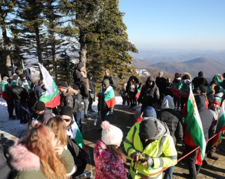 Въпреки отменените тържества: Стотици души вече се качиха на Шипка