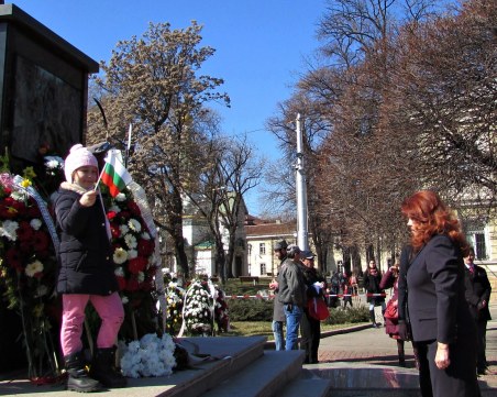 Йотова: Никоя забрана не може да ни отнеме самочувствието на силен и смел народ