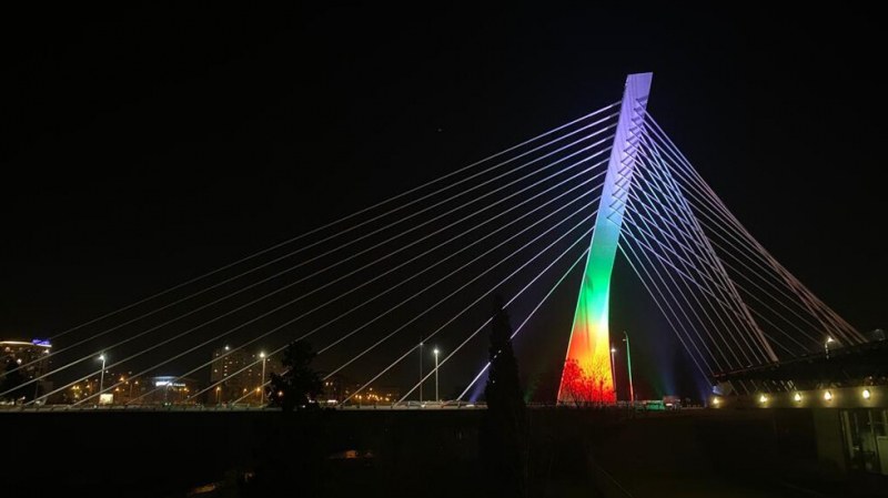 Българският трибагреник огря емблематичен мост в Черна гора