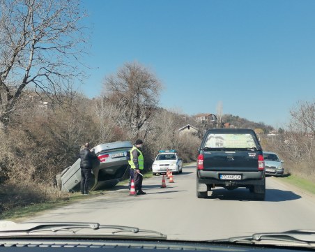 Кола се обърна по таван край Пловдив, линейка и полиция са на място
