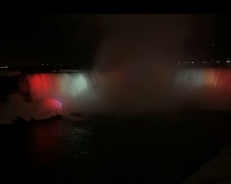 Ниагарският водопад грейна в цветовете на българското знаме