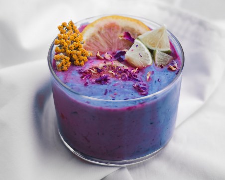 Няколко рецепти за цветно смути, които да опитате още тази седмица
