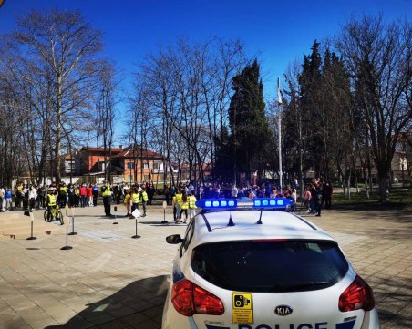 Пътни полицаи учиха на правилата за движение второкласници