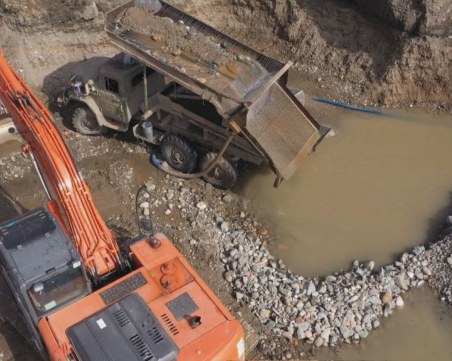 Струма заприлича на лунен пейзаж заради златотърсачи
