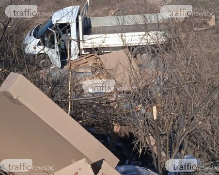 Катастрофа край Пловдив! Бус е в канавката, жена е в болница