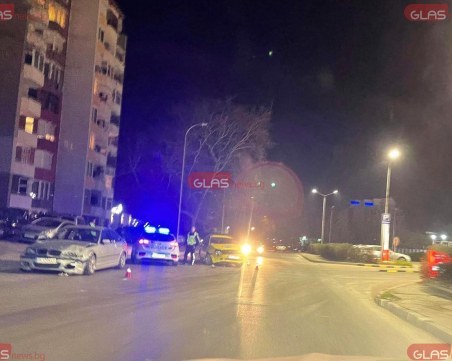 Катастрофа в Пловдив! БМВ и такси се сблъскаха на булевард