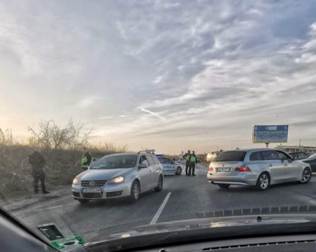 Кола връхлетя моторист в София