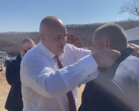 Работникът, получил сакото на премиера: Ще си ходя с него като баровец