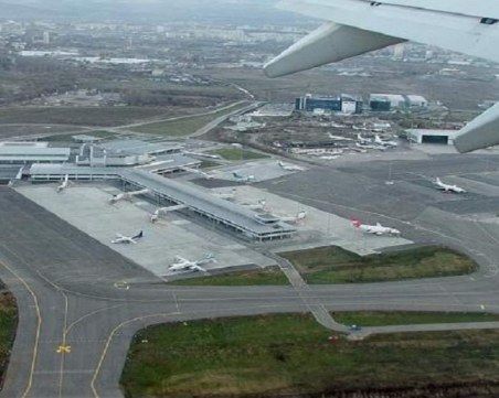 Буйстващ пътник приземи аварийно самолет на летището в София