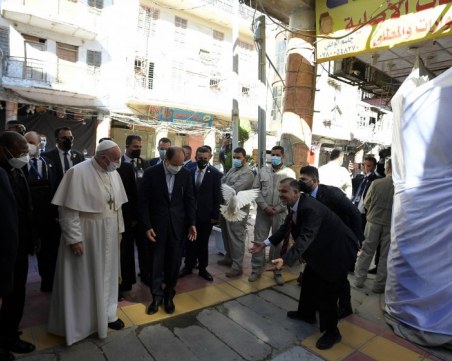 Историческа среща - призив за мир, между папа Франциск и аятолах Али Систани