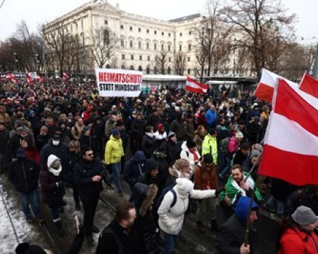 Сблъсъци между полиция и протестиращи във Виена