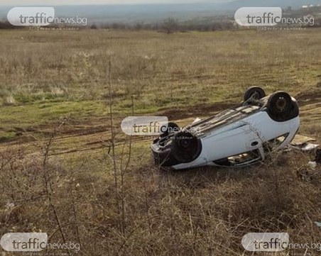 Тежка катастрофа! Кола се обърна в нивите край Пловдив