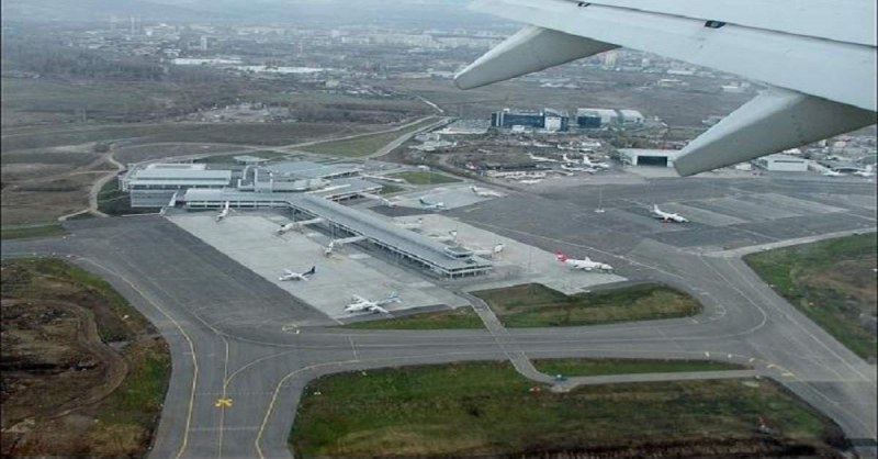 Буйстващ пътник приземи аварийно самолет на летището в София