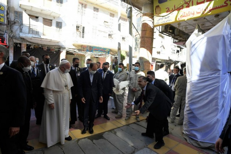Историческа среща - призив за мир, между папа Франциск и аятолах Али Систани