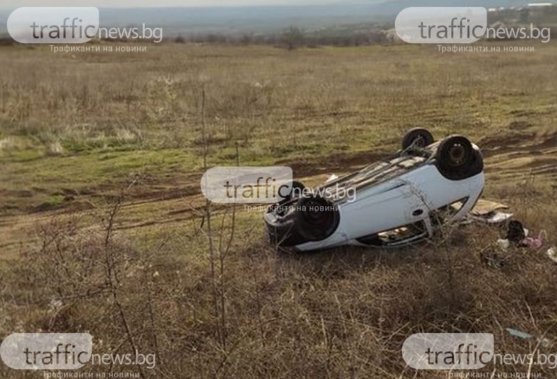 Тежка катастрофа! Кола се обърна в нивите край Пловдив