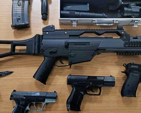 Откриха боен арсенал при 16-годишен в Германия