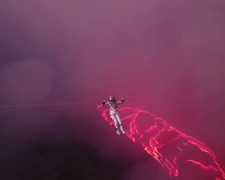 Бразилка счупи рекорд на Гинес като премина с въже над вулканична лава