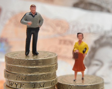 Доходите на жените в България — с 14,1% под тези на мъжете