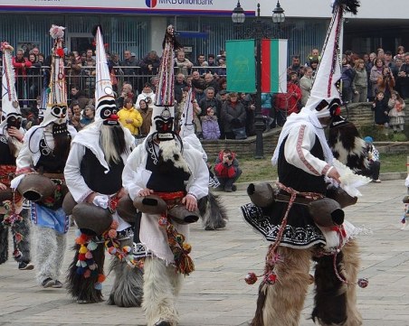 Кукери гонят злите сили в Карловско за Старчовден и Сирни заговезни