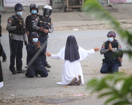 Монахиня защити протестиращите в Мианмар: Ще трябва да преминете през мен