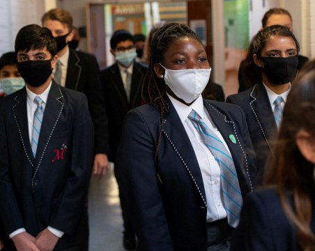 Отвориха училищата в Англия, ще правят по 2 теста седмично на дете