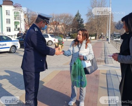 Пловдивски полицаи подаряват цветя на дамите шофьори
