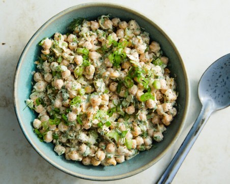 Тази вкусна и лесна рецепта с кисело мляко и авокадо е новата ни любима закуска