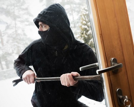 Трима 20-годишни обраха читалището в Нареченски бани