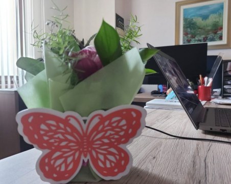 Цветна изненада за дамите в община 