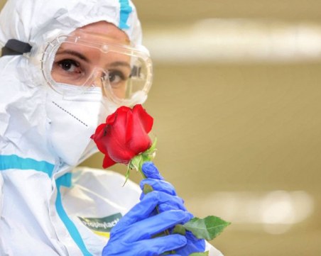 Вече година сред бойците на предна линия са редица силни, горди и уверени лекарки