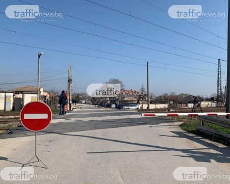 Влак помете автомобил на жп прелез до Пловдив! Две жени са ранени