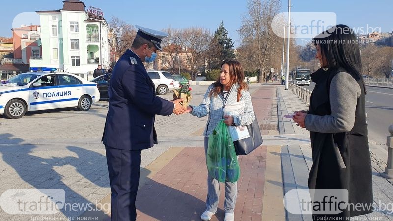 Пловдивски полицаи подаряват цветя на дамите шофьори