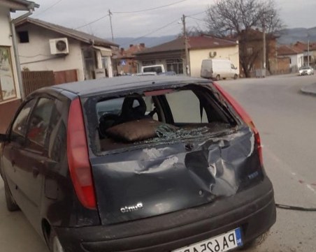 Изплашен кон, впрегнат в каруца, помете четири коли в Ракитово