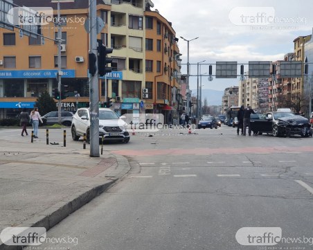 Катастрофа на натоварено кръстовище в Пловдив! Линейка е на мястото