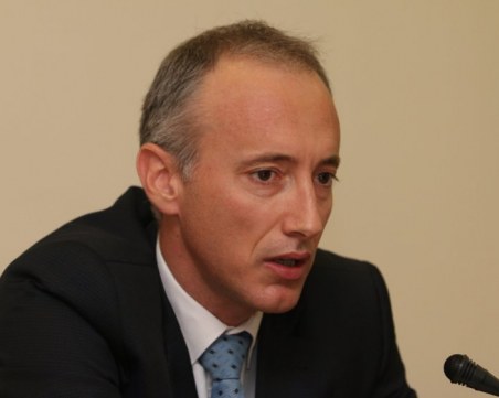 Министър Вълчев: Няма да затваряме всички училища, 360 са инфектираните с COVID-19 ученици