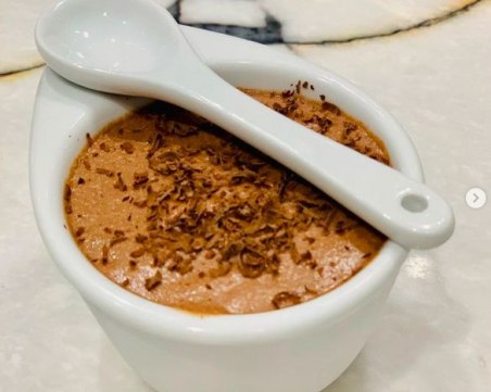 Рецепта за вкусен и бърз мус с черен шоколад и кисело мляко