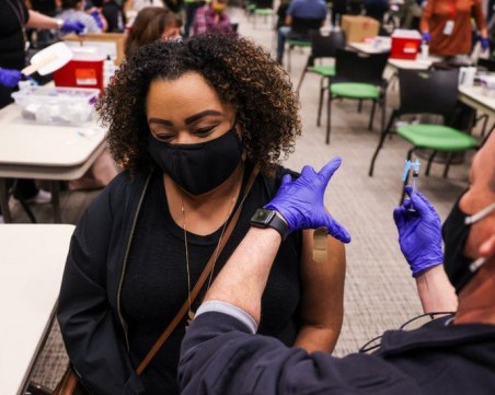 Регулатор: Ваксинираните с две дози могат да се срещат помежду си без маски