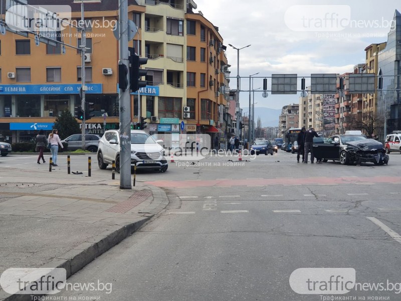 Катастрофа на натоварено кръстовище в Пловдив! Линейка е на мястото