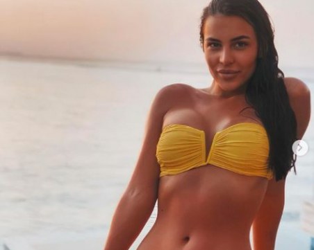 Анастасия Ражнатович диктува от Малдивите какво ще се носи това лято