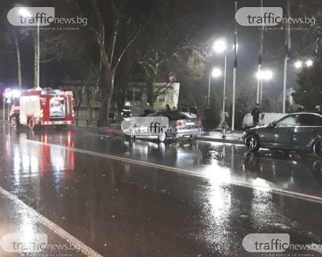 БМВ се запали в движение на пловдивски булевард, пожарникари са на място