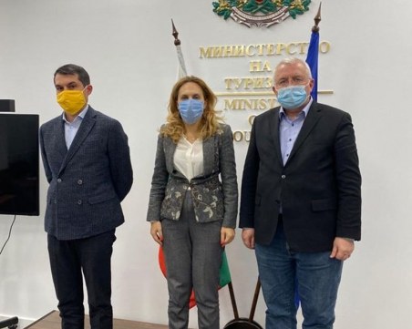 Сервитьори, бармани и рецепционисти да се ваксинират приоритетно