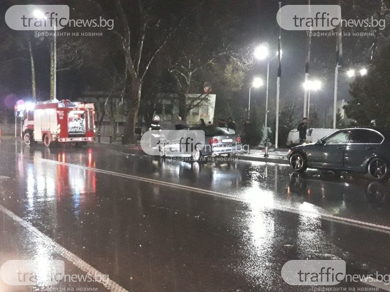 БМВ се запали в движение на пловдивски булевард, пожарникари са на място