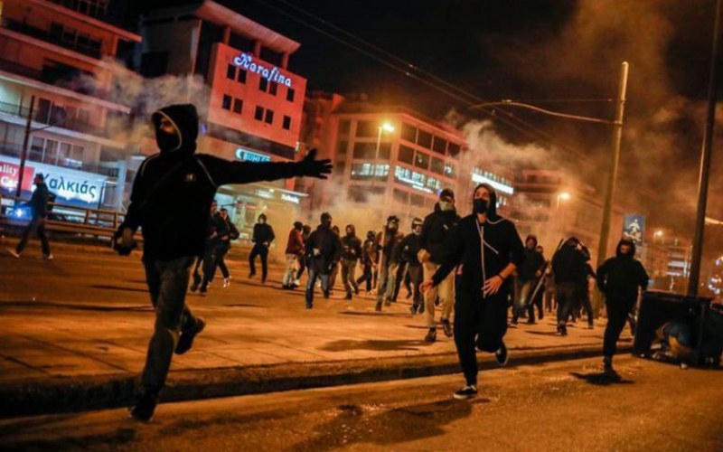 Протестът срещу полицейското насилие в Атина стана насилствен
