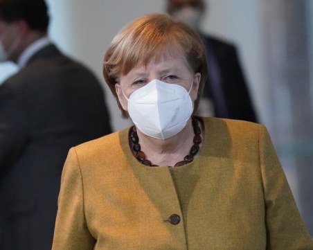 Финансов скандал в партията на Меркел доведе до оставка