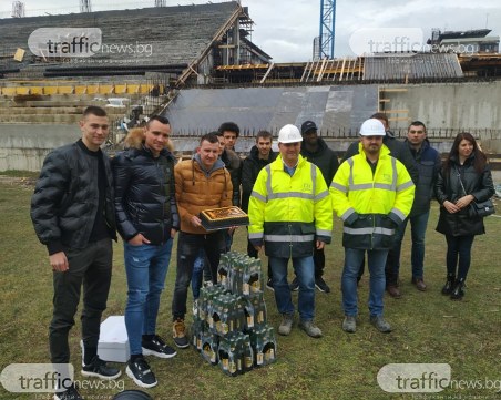 Футболистите на Ботев зарадваха строителите на Колежа, поздравиха ги за неуморната работа