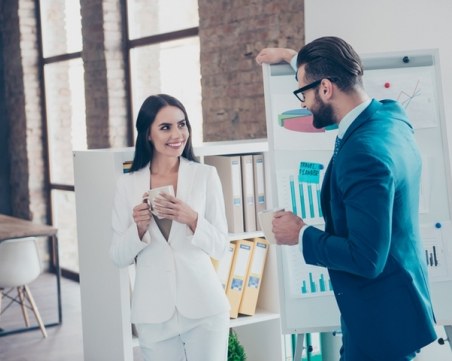 Женско помагало: Как да накарате един мъж да ви забележи